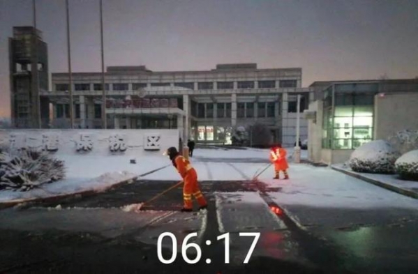应对大雪 保税区连夜行动-7.jpg