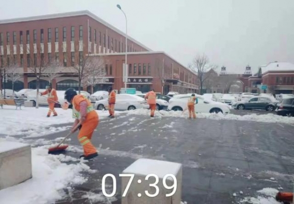 应对大雪 保税区连夜行动-8.jpg