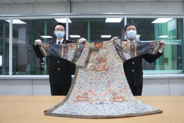 报关几百块的东西，打开一看惊了！杭州海关查获清代龙袍一件！-3.jpg