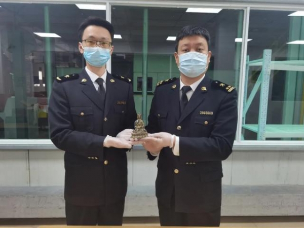 杭州机场海关查获1件价值15万清代龙袍 申报填写为“棉质刺绣女装上衣”-2.jpg