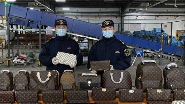 钱江海关查获134个“LV”包，权利人现场验货：全假-1.jpg