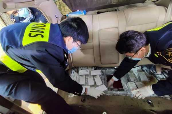 沙头角海关在中英街查获1起车体藏匿手机案-1.jpg