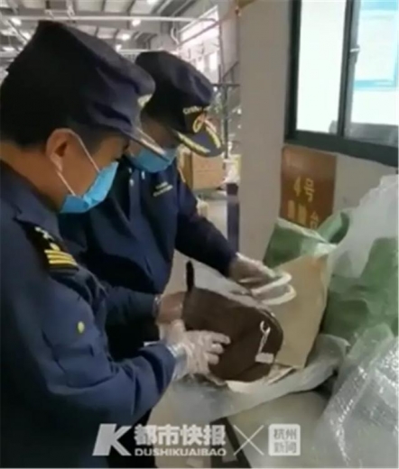 你买的LV包包被查了！海关查获134个“路易威登”假包-2.jpg