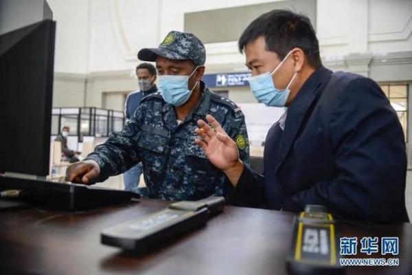 海关总署：今年前2个月我国进出口总值5.44万亿元 比去年同期增长32.2％丨财经早餐-7.jpg