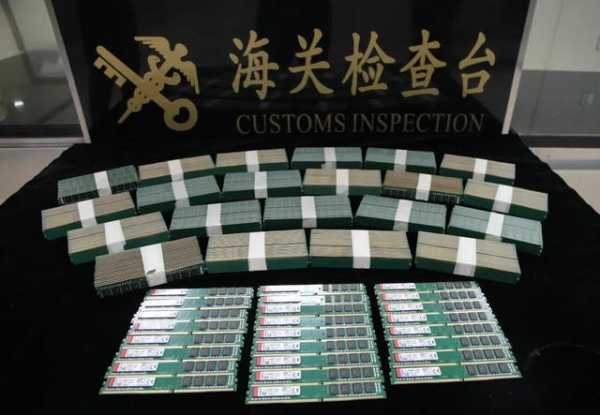拱北海关查获一宗跨境司机利用车体夹藏535个内存条进境案-2.jpg