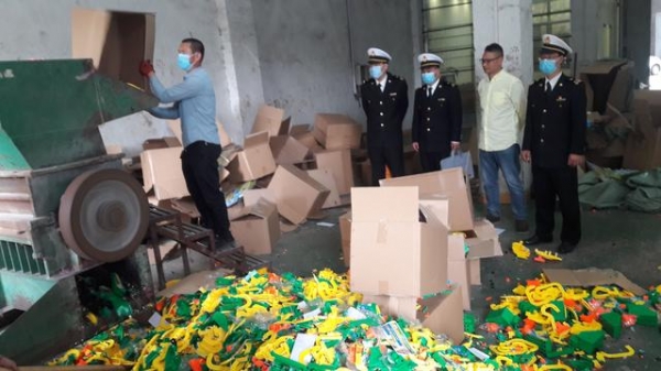 480套！汕头港海关销毁一批侵权玩具车-1.jpg