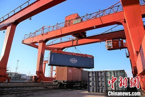 中蒙最大陆路口岸今年前2个月进出口货运量达257.9万吨-1.jpg