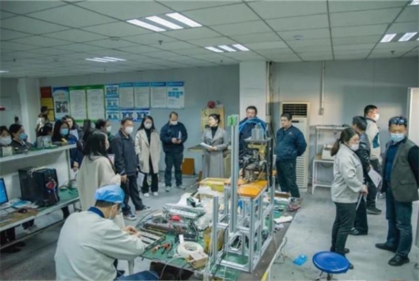 威海综合保税区举行“劳动创造幸福”劳模宣讲活动-2.jpg