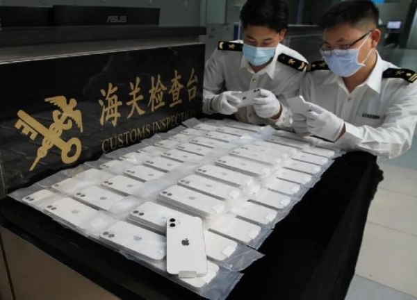 破损车辆内有“乾坤”！海关查获多起违规携带大量手机入境案-1.jpg