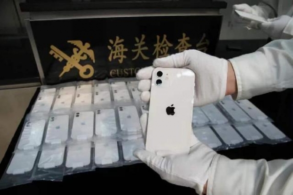 破损车辆内有“乾坤”！海关查获多起违规携带大量手机入境案-2.jpg