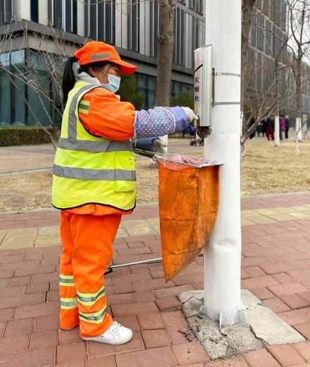 保税区开展“烟头革命”专项清理行动：捡起小烟头 创出大文明-1.jpg