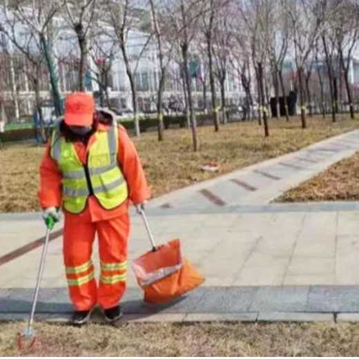 保税区开展“烟头革命”专项清理行动：捡起小烟头 创出大文明-2.jpg