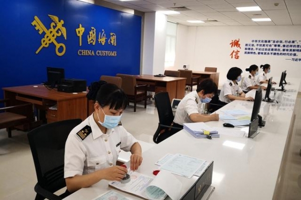 瞧，湛江这些海关关员：巾帼无畏显担当 凝心聚力绽芳华-1.jpg