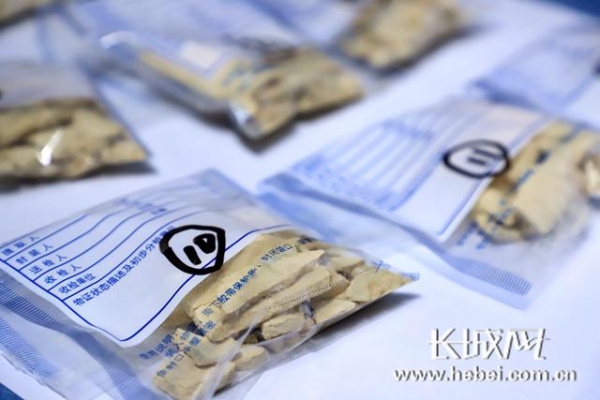 高酬“收发国际邮包有风险——石家庄海关破获依托国际邮包藏毒的重大走私海洛因案 查获毒品400余克-2.jpg