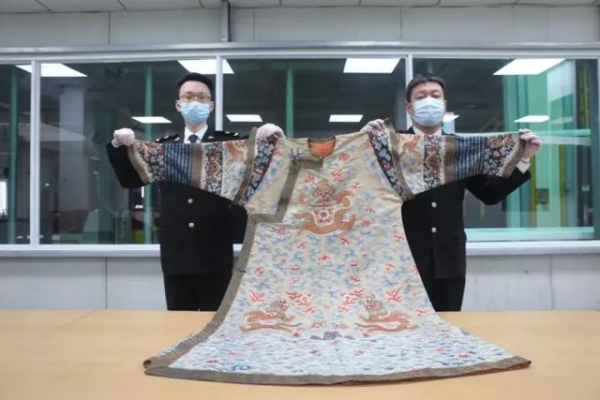 海关查获1件龙袍，价值15万-3.jpg