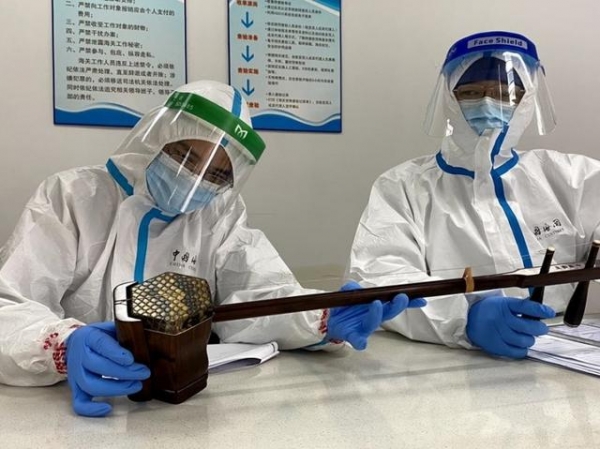 机场海关查获缅甸蟒皮二胡-1.jpg