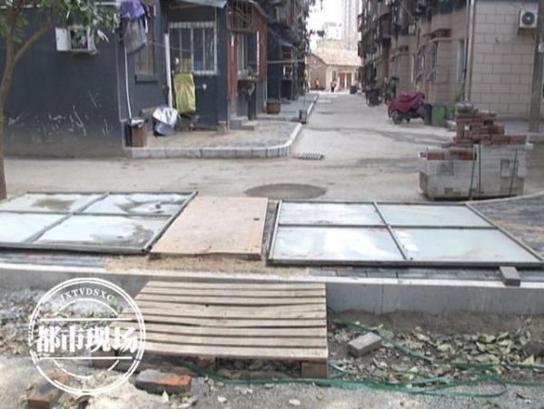 南昌一社区，旧城改造使单元进出口变高！居民出行不方便-3.jpg
