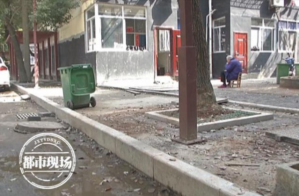 南昌一社区，旧城改造使单元进出口变高！居民出行不方便-4.jpg