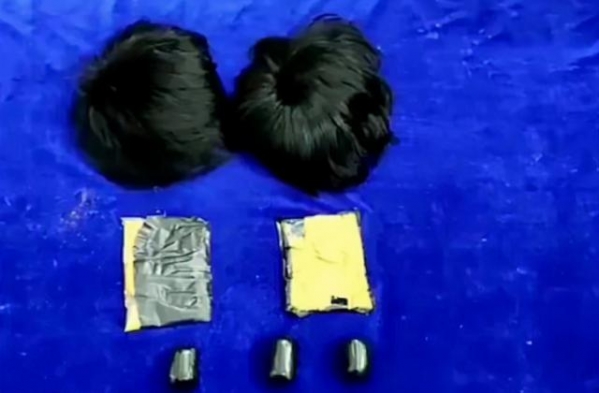 印度2个怪异男子过海关，警方一把掀开厚重假发，藏着半斤多黄金-3.jpg