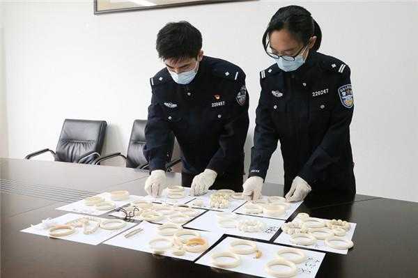 12名入境船员藏匿携带 上海海关查获64件象牙制品-1.jpg