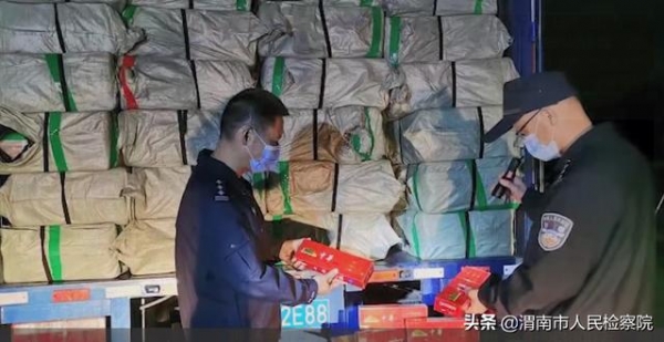 江门海关破获3000万走私香烟案 ！现场查获假烟1747箱-1.jpg
