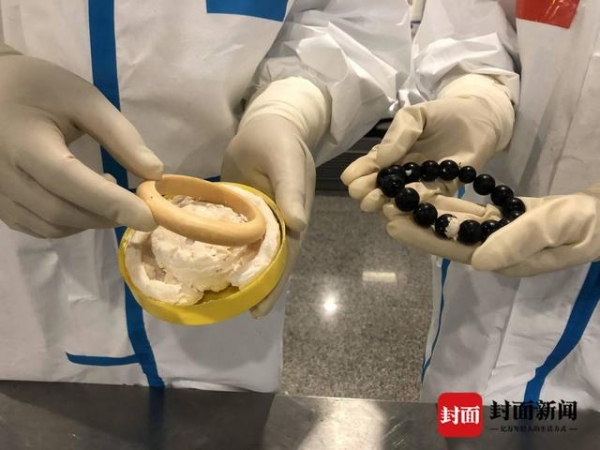 “特殊”的结婚礼物！成都旅客包里携带“象牙手串”被海关拦截-1.jpg