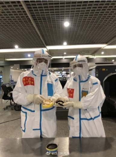 涂黑象牙“伪装”黑木手串企图入境？成都海关：查了-1.jpg
