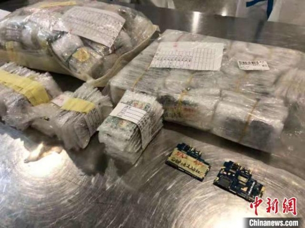 旅客从开罗带408件废旧手机主板入境被海关挡获-1.jpg