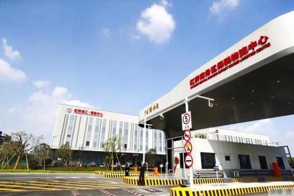 “前店”+“后仓”使120多家企业在闵行“一步跨境”，虹桥商务区B型保税仓今年还将扩容-1.jpg