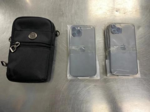男子神情紧张骑车经过，海关一查：车上藏5台走私苹果手机-2.jpg