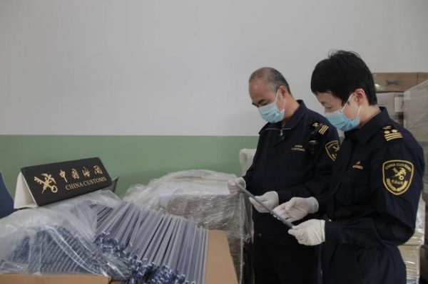 港珠澳大桥海关查获10万个涉嫌侵权光电耦合器-1.jpg