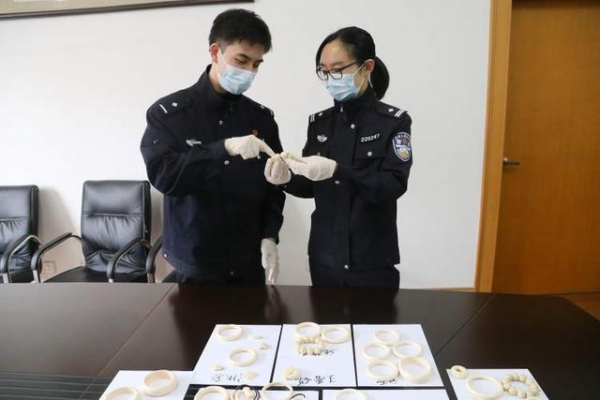 上海吴淞海关在入境船员行李物品中查获64件象牙制品，共计2千克-2.jpg
