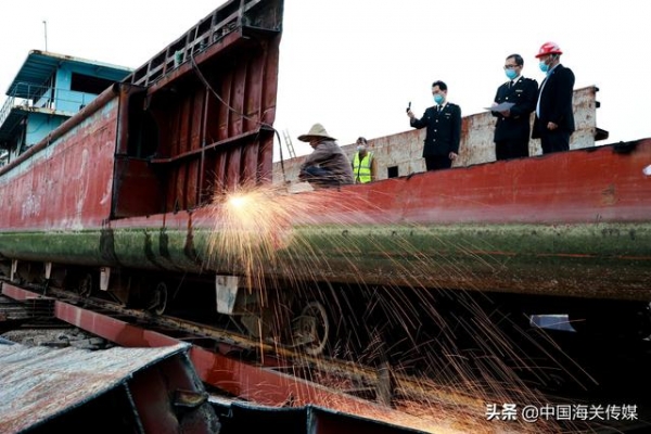 涉案“三无”船舶依法销毁，最大吨位达700吨-2.jpg