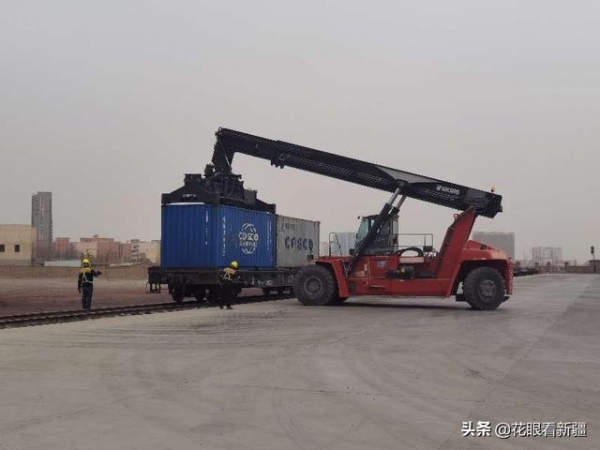 南疆首趟就地报关中欧班列开行-1.jpg