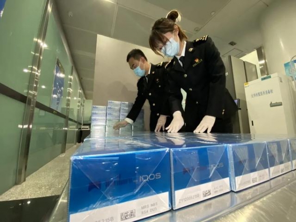 大连周水子机场海关查获违规进境电子烟弹18000支、药剂900支-1.jpg