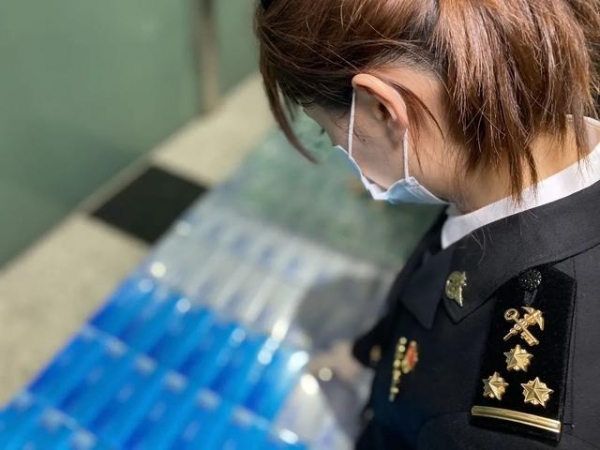 大连周水子机场海关查获违规进境电子烟弹18000支、药剂900支-2.jpg