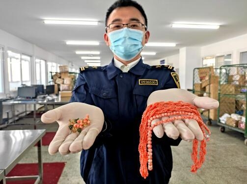 大连邮局海关查获红珊瑚制品-1.jpg
