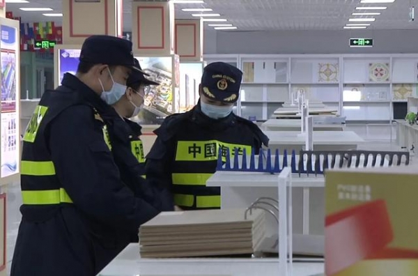 奋斗百年路 启航新征程 | 从“内货不出、外货不入”到“买全球、卖全球”-2.jpg