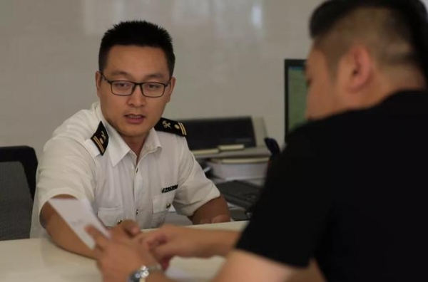 奋斗百年路 启航新征程 | 从“内货不出、外货不入”到“买全球、卖全球”-6.jpg