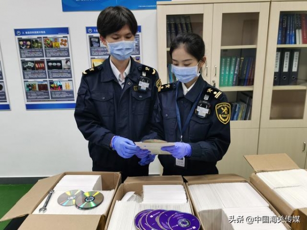 广州海关在邮递渠道查获496件侵权光碟-1.jpg