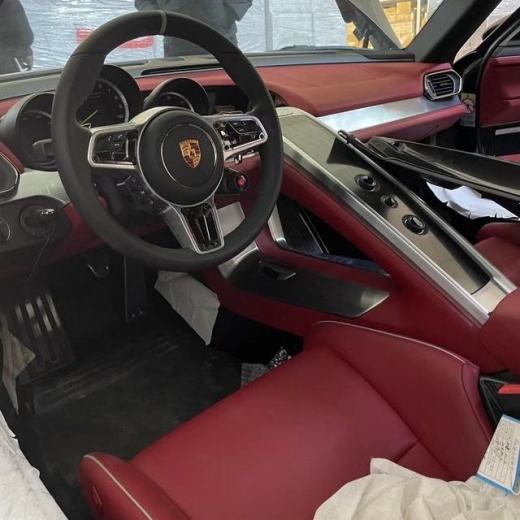 海关罚没保时捷918，起拍价962万，旁边盖着的车比它更贵-2.jpg
