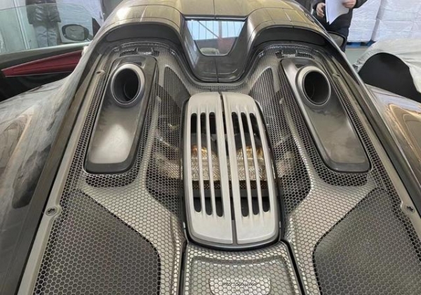 海关罚没保时捷918，起拍价962万，旁边盖着的车比它更贵-3.jpg