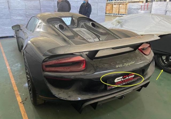 海关罚没保时捷918，起拍价962万，旁边盖着的车比它更贵-4.jpg