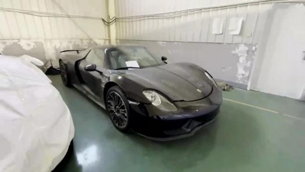 海关罚没保时捷918，起拍价962万，旁边盖着的车比它更贵-6.jpg