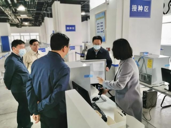 保税区领导深入企业调研推动疫苗接种工作-2.jpg
