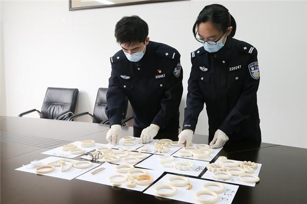 12名入境船员藏匿携带 上海海关查获64件象牙制品-1.jpg