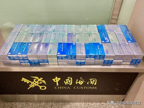 旅客携带1.8万支电子烟弹进境被查-1.jpg