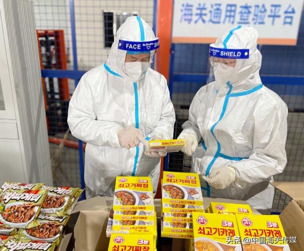 南京海关查获一批违规进境的“肉酱包”-1.jpg
