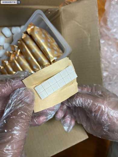小小“邮票”竟是毒品 四川海关查获两起走私新型毒品入境案-1.jpg