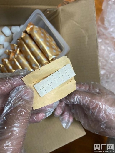 小小“邮票”竟是毒品 成都海关查获两起走私新型毒品入境案-1.jpg